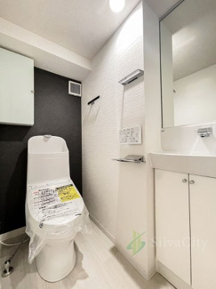 【トイレ】 | 中野ブロードウェイ | トイレ温水便座機能付き　手洗い場付き