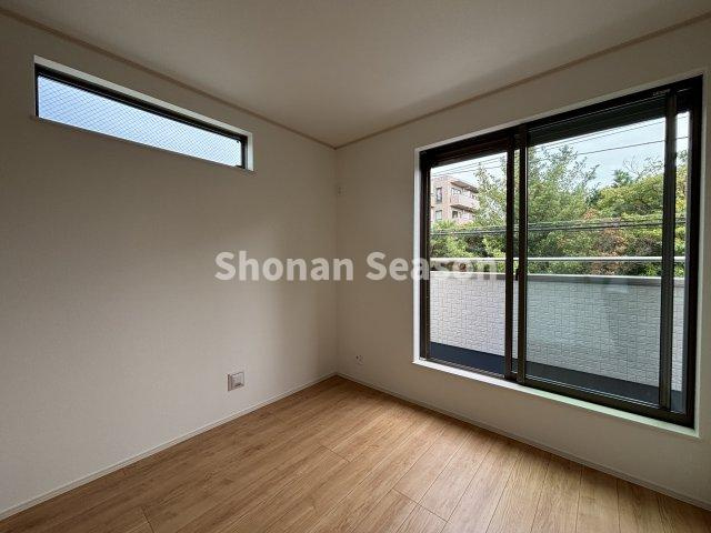 【居間・リビング】 | ２面採光！高窓から心地よい自然光を取り込めます◎