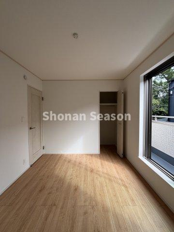 【洋室】 | 収納豊富なので、お部屋をスッキリお片付けできますね♪