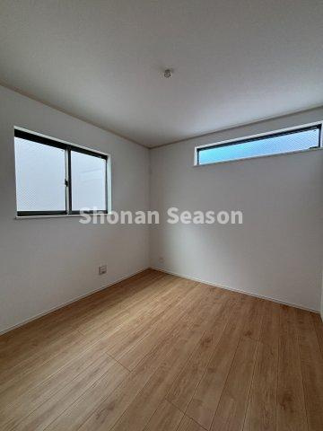 【洋室】 | 寝室は６帖以上あるので、広々していて快適です◎