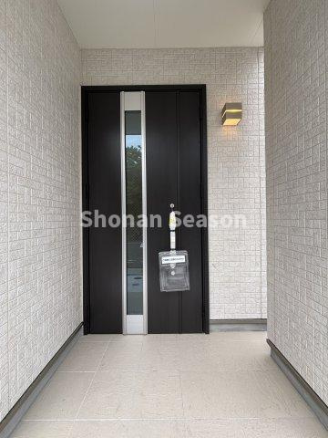 【玄関】 | コンビニ・スーパー近く住環境も整っております◎