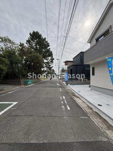 【前面道路含む現地写真】 | 前面道路は8mの幅で、お車の運転が苦手な方でも駐車しやすい☆
