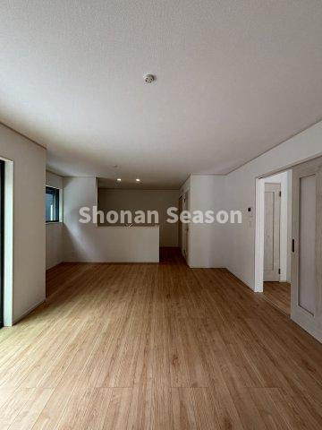 【居間・リビング】 | キッチン横の「物入れ」で、まとめ買いした商品もスッキリ保管◎