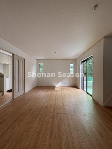 【居間・リビング】 | 南側からの採光たっぷり取れる18帖のリビングでくつろげます♪