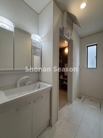 【独立洗面台】 | シャンプーや洗剤のストックなども収納できる洗面化粧台です♪