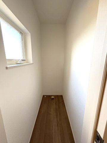 【トイレ】 | 大野城市第3緑ヶ丘4丁目　1号棟（全1棟）【仲介手数料無料・0円】 | 現地写真。2階にもトイレです。設置前の写真です