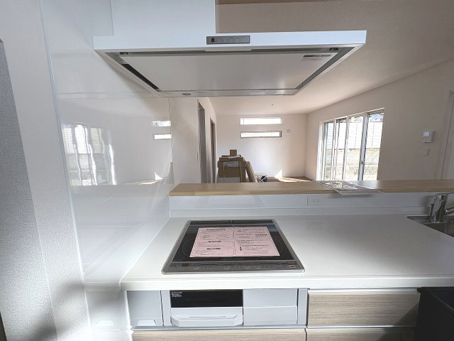 【キッチン】 | 大野城市第3緑ヶ丘4丁目　1号棟（全1棟）【仲介手数料無料・0円】 | 現地写真。IHクッキングヒーター