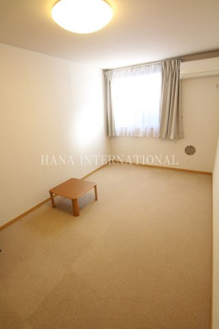 レオパレスアミティエのその他|室内は絨毯タイプです。