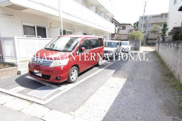 レオパレスアミティエの駐車場