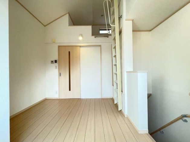 シャイニーソフト高円寺の居間・リビング