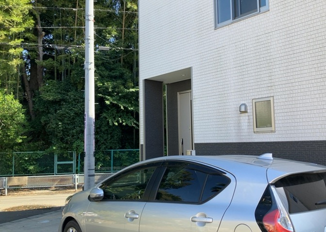 【玄関】 | 玄関は家の顔でもあり、家族以外の目にも止まる場所です。玄関は外との間を仕切る扉、靴などをしまっておく収納スペース、靴脱ぎのたたきスペース、来客とのやり取りをするドアホンなど複数のアイテムからなります。
