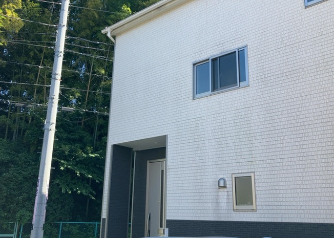 【外観】 | 木造住宅とは土台、壁、柱など建築物の強度を支える構造体の材に木が使用されている構造を指します。構造体は建物の自重を支えるだけではなく風圧や水圧、積裁荷重などあらゆる衝撃に耐えるための基礎です。
