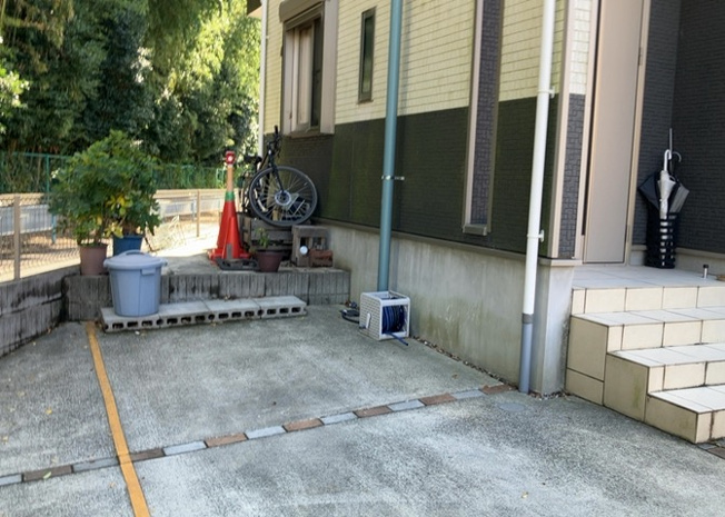 【構造・工法・仕様】 | 建物の基礎工事の方法は、主流となっているベタ基礎（防湿基礎）と布基礎の２種類に分類され、床下の通気性や耐久性などに違いがあります。建物の基礎部分の構造や付帯設備など詳細については現地でご確認ください。