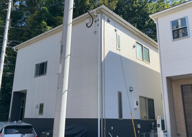 【外観】 | 隣家の土地はどうなっているのか、生活利便施設が近くにあるのか、学校まで近いかなど、お客様のライフスタイルにあわせたイメージが重要です。また、近くにあると困る施設が近くにないかも確認するといいでしょう。