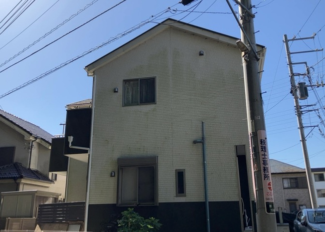 【外観】 | 南側道路の場合は長い時間光を入れ込むことができるため、庭やリビングを道路側に持ってくることが多く土地価格も高い傾向にあります。一方北側道路だとリビングや庭が南側になりプライバシーを守ることができます。