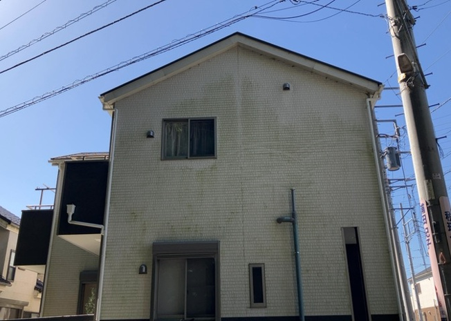 【外観】 | 東側道路の場合は居室を南向きに設計しやすいため、朝日が入りやすいというメリットがあります。一方、西側道路も東側同様に居室を南向きに設計しやすいのですが、住宅地だと朝日が入りにくいという弱点があります。