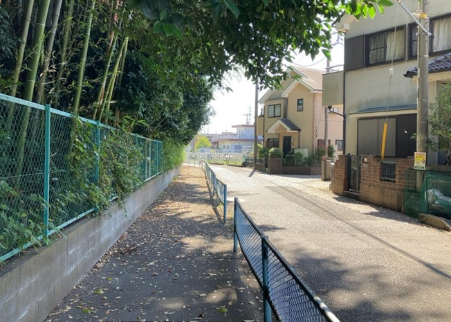 【展望】 | 桜や紅葉の名所に出かける人は多いと思いますが、家にいながら季節の移ろいを感じる生活を送りませんか？リビングや窓から見える景色が生活を彩るワンポイントに！現地から見える景色を堪能してみては如何でしょう。