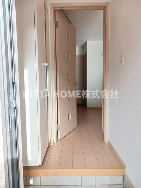 メゾン・城ノ下Ａの玄関|大きなシューズボックス付きの玄関です◆