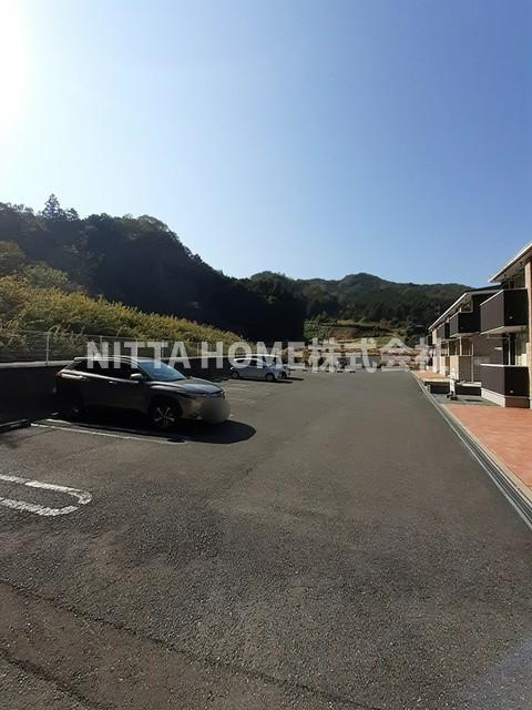 メゾン・城ノ下Ａの駐車場|敷地内に駐車場があります＊