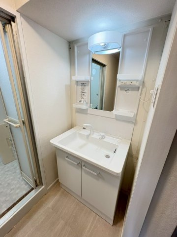 シティコーポ堀田の独立洗面台|天井・壁クロス貼替とクッションフロアで清潔感ある水まわりに。洗面化粧台・洗濯パン・水栓も交換済みで、毎日の家事が快適にこなせます。