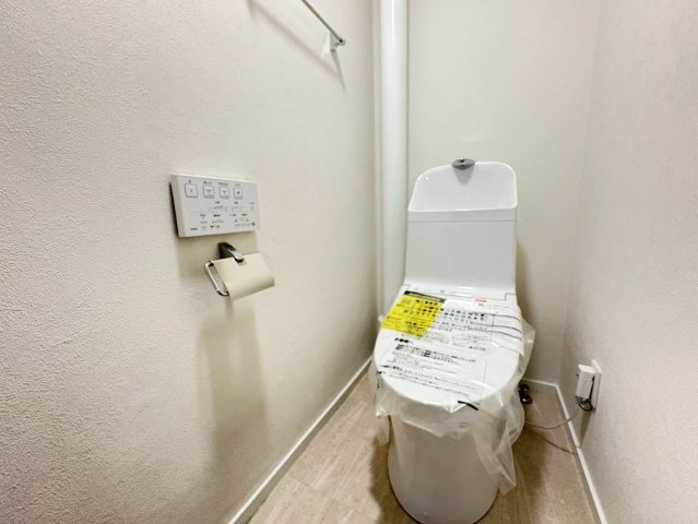 シティコーポ堀田のトイレ|壁・天井クロス貼替で明るく清潔感のある空間に。床はクッションフロア貼りで掃除も簡単。トイレを交換し温水洗浄便座装備で快適な使用感を実現。