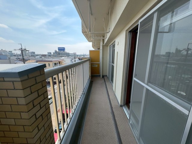 シティコーポ堀田のバルコニー|南向きバルコニーで日当たり良好。リビングと和室の両方から出入りでき、開放感と使い勝手が抜群の快適な屋外空間を提供します。