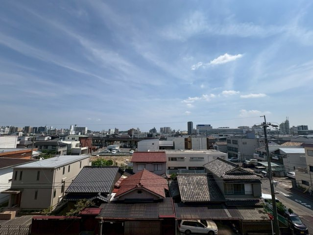 シティコーポ堀田の展望|前面に高い建物がなく眺望が抜けているため、陽当たり良好。5階建ての4階部分で風通しも良く、明るく快適な住環境が魅力です。
