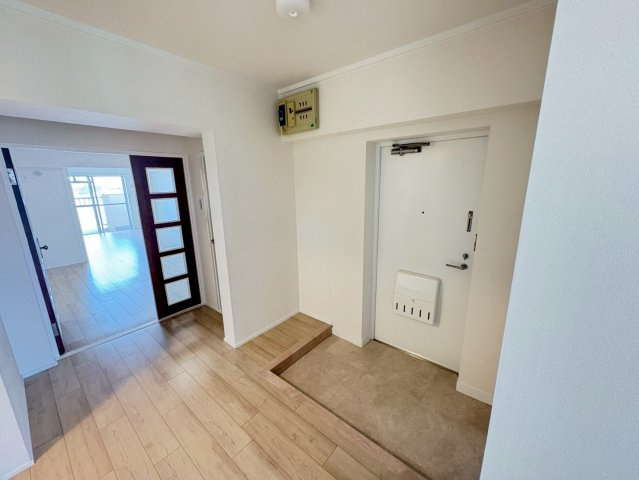 シティコーポ堀田の玄関|土間はフロアタイル貼でスタイリッシュに仕上げ、床は防音フロアーで快適性向上。壁・天井クロス貼替で明るく清潔に。広めのホールでゆとりある空間。