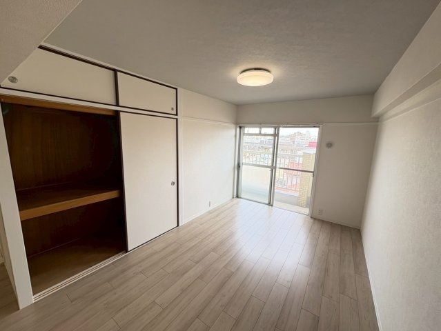 シティコーポ堀田の居間・リビング|和室をリビングにし開放感アップ。天井・壁クロス貼替で明るく清潔に、床は防音フロアーで快適な生活空間を実現。