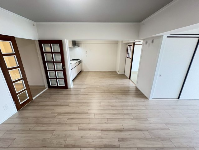 シティコーポ堀田のダイニング|天井・壁クロス貼替で空間が明るく清潔に一新。防音フロアーで生活音を軽減し快適に。ワイドなキッチンとダイニングで動線良好、使いやすさも向上。