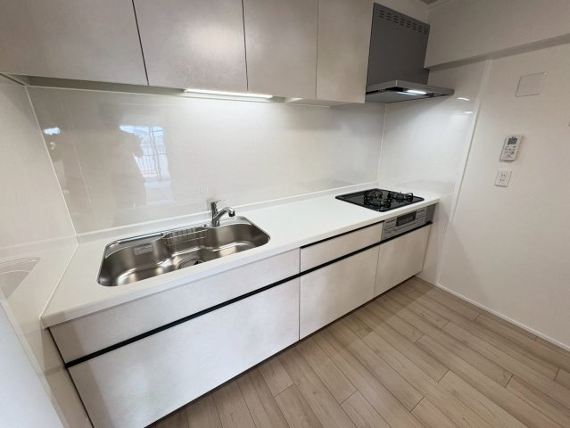 シティコーポ堀田のキッチン|天井・壁クロス貼替で明るく清潔な空間に。防音フロアーで快適性アップ。機能的なシステムキッチンとハンドシャワー水栓で調理・片付けも快適に。