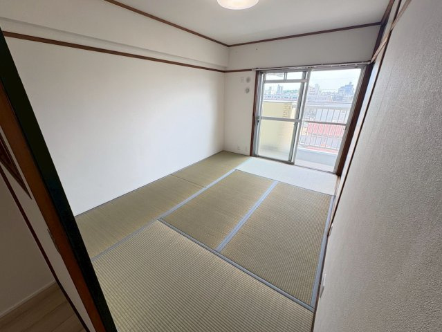 シティコーポ堀田の和室|南向きで陽当たり良好な和室は明るく心地よい空間。バルコニーに面し開放感抜群。収納も備わり、すっきりと快適に暮らせます。