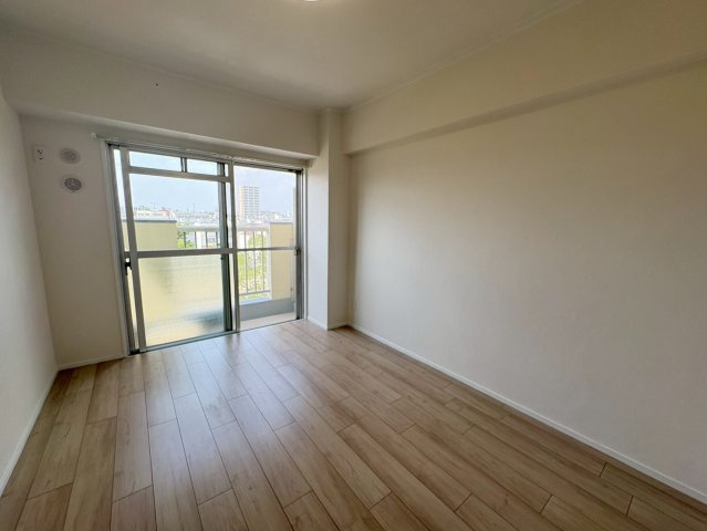 シティコーポ堀田の洋室|天井・壁クロス貼替で明るく清潔な印象に。防音フロアーで快適性も向上。北向きでもバルコニーに面した洋室は採光があり、静かで落ち着いた空間です。