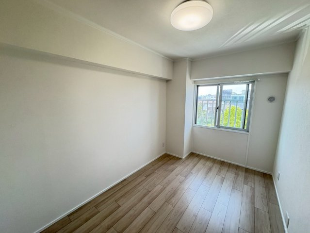 シティコーポ堀田の洋室|天井・壁クロス貼替で明るく清潔な空間に。防音フロアーで快適性アップ。北向きでも窓があり自然光が入る洋室は、収納もあり使い勝手の良い一室です。