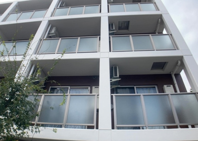 【外観】 | ライジングプレイス八王子みなみ野 | バルコニーは、室外の専用スペースのうち、「屋根がなく開放された空間」であるものを指します。ベランダより広いタイプのものが多く、日当たりもよいため家庭菜園などを楽しみたい人にとって適した環境となります。