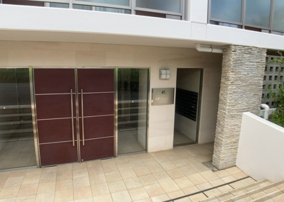 【玄関】 | ライジングプレイス八王子みなみ野 | 玄関は家の顔でもあり、家族以外の目にも止まる場所です。玄関は外との間を仕切る扉、靴などをしまっておく収納スペース、靴脱ぎのたたきスペース、来客とのやり取りをするドアホンなど複数のアイテムからなります。