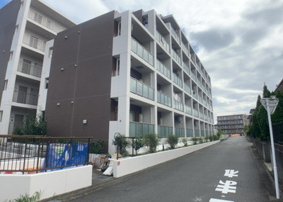 【外観】 | ライジングプレイス八王子みなみ野 | 木造住宅とは土台、壁、柱など建築物の強度を支える構造体の材に木が使用されている構造を指します。構造体は建物の自重を支えるだけではなく風圧や水圧、積裁荷重などあらゆる衝撃に耐えるための基礎です。