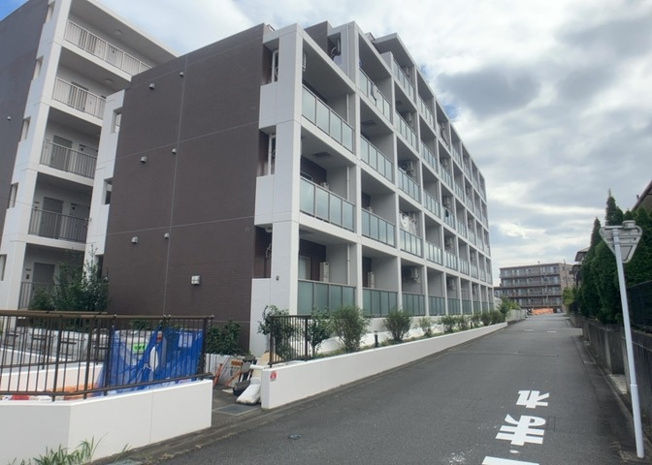 【外観】 | ライジングプレイス八王子みなみ野 | 木造住宅とは土台、壁、柱など建築物の強度を支える構造体の材に木が使用されている構造を指します。構造体は建物の自重を支えるだけではなく風圧や水圧、積裁荷重などあらゆる衝撃に耐えるための基礎です。