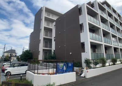 【外観】 | ライジングプレイス八王子みなみ野 | 建物の基礎工事の方法は、主流となっているベタ基礎（防湿基礎）と布基礎の２種類に分類され、床下の通気性や耐久性などに違いがあります。建物の基礎部分の構造や付帯設備など詳細については現地でご確認ください。
