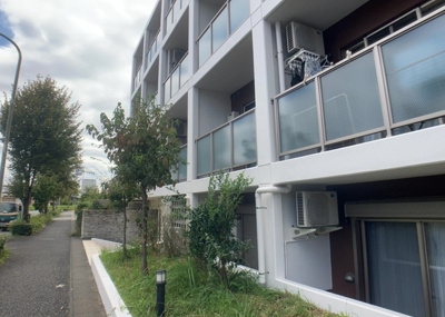 【冷暖房・空調設備】 | ライジングプレイス八王子みなみ野 | 床下換気口は、床下に湿気がこもることを防ぎ、効果的に換気を行うために設置されています。床下換気口が設置されていない建物は、基礎パッキング工法などにより換気を行なっています。詳細は現地でご確認ください。