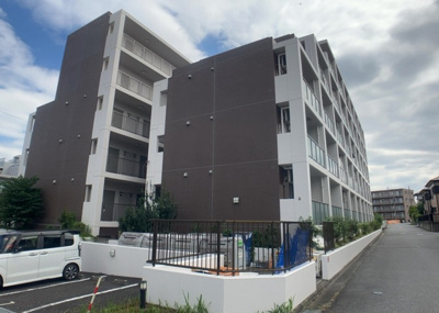 【外観】 | ライジングプレイス八王子みなみ野 | 隣家の土地はどうなっているのか、生活利便施設が近くにあるのか、学校まで近いかなど、お客様のライフスタイルにあわせたイメージが重要です。また、近くにあると困る施設が近くにないかも確認するといいでしょう。