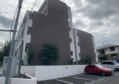 【外観】 | ライジングプレイス八王子みなみ野 | 現地に行くなら、物件の周囲の地形がどうなっているかを見ることも大切です。周辺より低くなっている土地では、大雨などで水が集まりやすいため、地盤が弱くなっているということも考えられるため、注意が必要です。