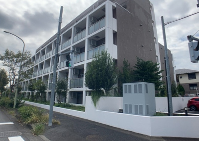 【外観】 | ライジングプレイス八王子みなみ野 | 南側道路の場合は長い時間光を入れ込むことができるため、庭やリビングを道路側に持ってくることが多く土地価格も高い傾向にあります。一方北側道路だとリビングや庭が南側になりプライバシーを守ることができます。