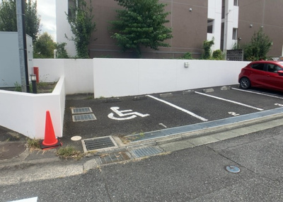 【駐車場】 | ライジングプレイス八王子みなみ野 | 車一台あたりに必要なスペースは、標準サイズの普通自動車で横幅2m50cm、長さ5mは必要になります。ただし、乗降のことも考慮して横幅3m30cm、長さ5m50cmほどは確保できるところを選びましょう。