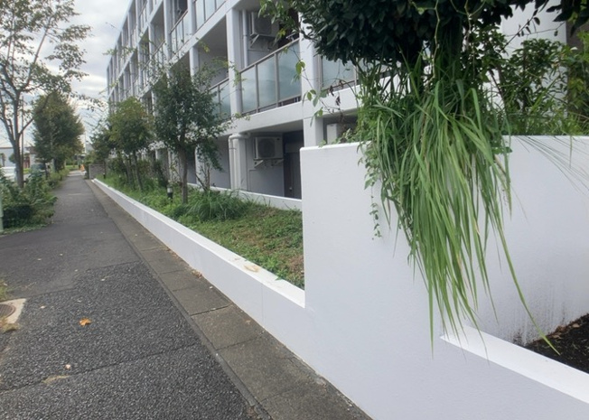 【庭】 | ライジングプレイス八王子みなみ野 | 庭のある家に住むことのメリットとして、子どもたちの遊び場を確保できること、ガーデニングや家庭菜園を楽しめること、明るさを確保できることがあります。また、配置を工夫することでプライバシーが確保できます。