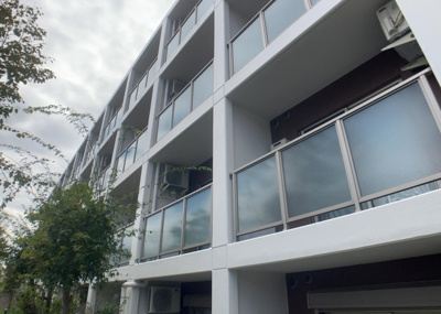 【バルコニー】 | ライジングプレイス八王子みなみ野 | バルコニーは、建物内から室外へ楽に出入りできる便利なスペースです。また、バルコニーには手すりを付けることが義務付けられており、手すりの高さは110cm以上で施工することが建築基準法で定められています。