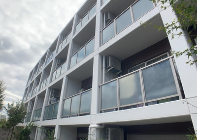 【外観】 | ライジングプレイス八王子みなみ野 | 両面バルコニーは、バルコニーそのものの機能というよりかは設置の仕方による名称です。複数のバルコニーを東西や南東などの相対する場所に設置することで、通風や採光が確保しやすくなるというメリットがあります。