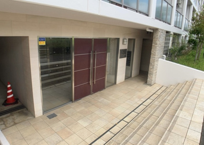 【玄関】 | ライジングプレイス八王子みなみ野 | 玄関は家の顔と言っても過言ではありません。現地を見学する際は玄関の広さや全体のバランスなどを見てみるといいでしょう。一般的なアプローチのしやすさだけではなく、お年寄りにも優しい設計のものだと安心です。