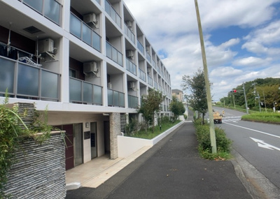 【外観】 | ライジングプレイス八王子みなみ野 | 住宅用の土地では前面道路に2m以上接していなければならないと法律で定められています。しかし、お持ちの車のサイズやライフスタイルなどにより、2mでは利便が悪い場合もございますので、事前に確認しましょう。