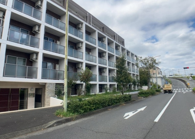 【外観】 | ライジングプレイス八王子みなみ野 | 道幅が広い場所は日当たりや風通が良好です。幅が広いのですれ違いも可能ですし大きな車でも駐車可能！一方で、大型車が通ることも多くなるため交通量の増加により騒音に繋がります。また土地の値段が高くなります。